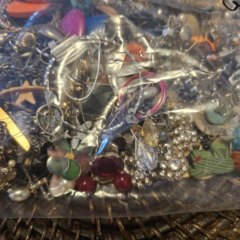 2 lbs Junk Jewelry Mystery Lot: Single Earrings Jewelry Pieces for Crafting/wear - Picture 14 of 15